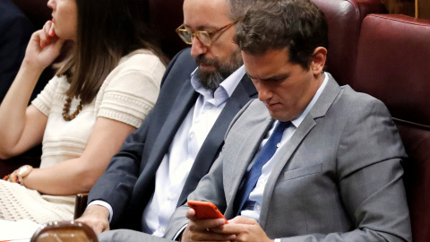 El líder de Ciudadanos mira su teléfono móvil durante el debate de investidura en el Congreso de los Diputados. REUTERS/Juan Medina