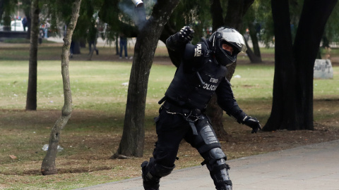 Un policía lanza gas lacrimógeno.   REUTERS/Carlos Garcia Rawlins