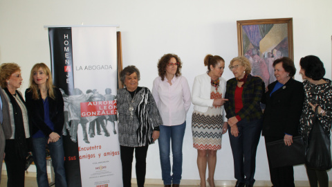 La alcaldesa de Madrid, Manuela Carmena, junto a Aurora León, y otras de las mujeres que han intervenido en el homenaje a la abogada laboralista.