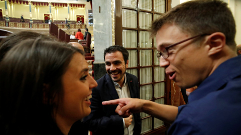 Los miembros de Podemos Irene Montero (i), Inigo Errejon (d) y el líder de Izquierda Unida, Alberto Garzón, reaccionan tras el debate de investidura. REUTERS/Juan Medina