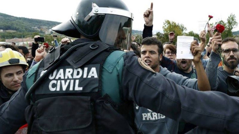 Un guardia civil durante la jornada del 1-O de 2017. (ARCHIVO | EFE)