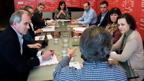 Fotografía facilitada por el PSOE de la reunión de trabajo que ha mantenido hoy en Ferraz en el secretario general, Pedro Sánchez (3d), con miembros de la Ejecutiva y del equipo económico del partido. | EFE