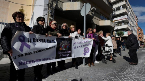 Numerosos vecinos de Torrevieja y toda la corporación municipal guardan un minuto de silencio por la agresión sufrida ayer por una mujer septuagenaria a manos de su pareja.