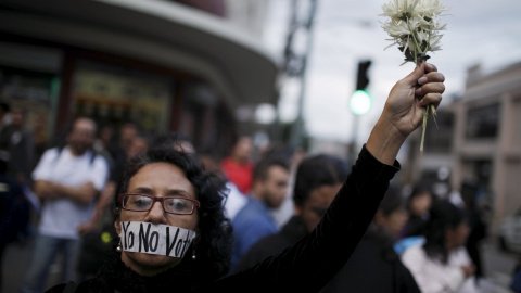 Una manifestante protesta en las calles de Ciudad de Guatemala contra la corrupción. REUTERS