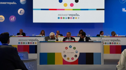 Paolo Vasile, consejero delegado Mediaset España; Alejandro Echevarría, presidente; y Mario Rodríguez, secretario del consejo, en la última junta de accionistas del grupo de comunicación. E.P.