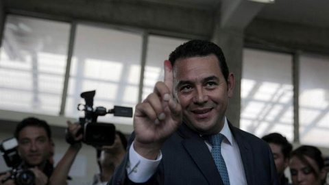 l candidato por el partido Frente de Convergencia Nacional (FCN) Jimmy Morales, en el momento de votar. (EFE / Esteban Biba)