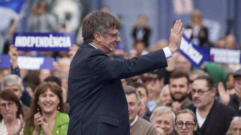 Carles Puigdemont saluda a sus simpatizantes mientras protagoniza un acto en Elna