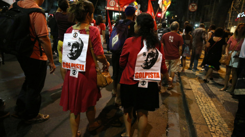 Manifestantes en favor de Dilma Rousseff han salido en la calle este lunes en diversas ciduades brasileñas en protesta contra el proceso contra la mandataria. - REUTERS