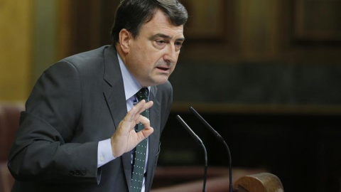 El portavoz del PNV en el Congreso, Aitor Esteban, durante su réplica al presidente del Gobierno en funciones, Mariano Rajoy, esta tarde en la segunda jornada del debate de su investidura. EFE/Mariscal