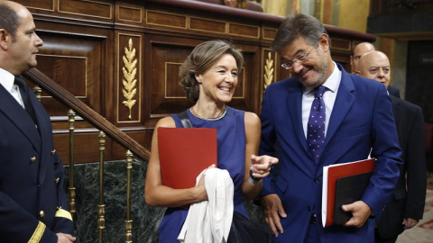 Los ministros en funciones, de Agricultura, Isabel García Tejerina (i), y de Justicia, Rafael Catalá (d), a su llegada a la segunda sesión del debate de investidura del líder del PP, Mariano Rajoy, esta mañana en el Congreso de los Diputado