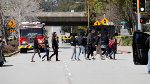 Trabajadores salen de la sede de YouTube en San Bruno, California, tras el tiroteo. EFE/John G. Mabanglo