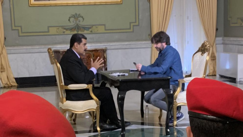 Jordi Évole, sentado con el presidente venezolano, Nicolás Maduro, durante la entrevista en exclusiva.-PRODUCCIONES DEL BARRIO.tv)