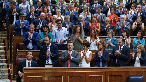 La bancada socialista aplaude a Pedro Sánchez tras su intervención en el debate de investidura de este miércoles en el Congreso de los Diputados.- REUTERS