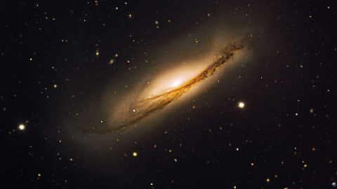 En esta galaxia espiral NGC 3190, con forma de patata frita, se produjeron dos explosiones estelares tipo supernova que se pueden observar actualmente./ESO