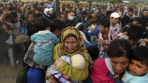 Familias enteras tratan de superar las barreras policiales para acceder a Gevgelija, ciudad macedonia situada en la frontera con Grecia. - EFE