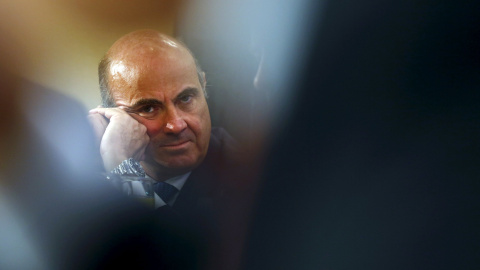 El ministro de Economía y Competitividad, Luis de Guindos, durante su intervención en un desayuno informativo con el ministro de Hacienda de Brasil, Joaquim Levy. REUTERS/Susana Vera