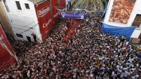 Miles de personas han acudido a celebrar la Tomatina en Buñol. EFE/Kai Forsterling