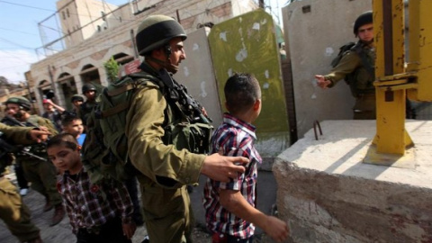 Soldados israelíes detienen a niños palestinos - EFE/ABED AL HASHLAMOUN