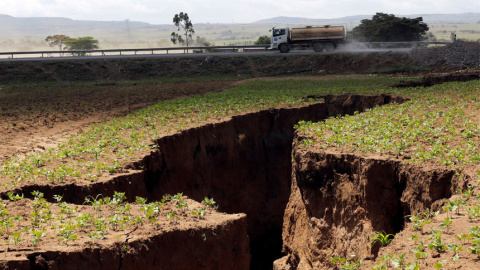 Se ha abierto una grieta en Kenia de 15 metros de profundidad, 20 de ancho y varios kilómetros de largo. / Reuters