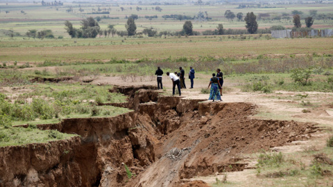 El socavón ha destrozado la carretera que unía las localidades de Mai Mahiu y Narok, al oeste de Nairobi, Kenia. / Reuters