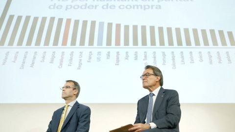 El presidente catalán, Artur Mas, y el número 7 por Barcelona, Oriol Amat, durante la rueda de prensa para explicar la viabilidad económica de una Catalunya independiente. EFE/Andreu Dalmau