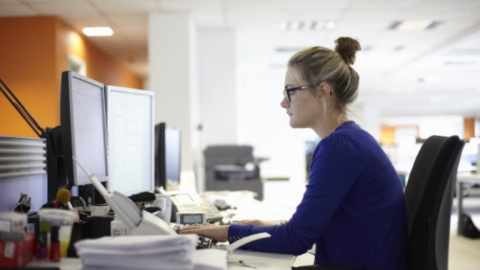 Mujer trabajando delante de un ordenador. /EFE