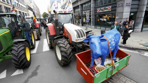 Miles de granjeros han sacado sus tractores en Bruselas para protestar contra los bajos precios del sector. REUTERS