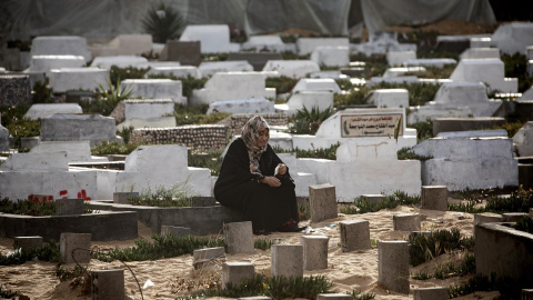 10/4/24 Una mujer palestina desplazada visita la tumba de un ser querido el primer día de Eid al-Fitr en el campamento de Rafah, en el sur de la Franja de Gaza este miércoles. Los musulmanes de todo el mundo celebran Eid al-Fitr, una fiesta