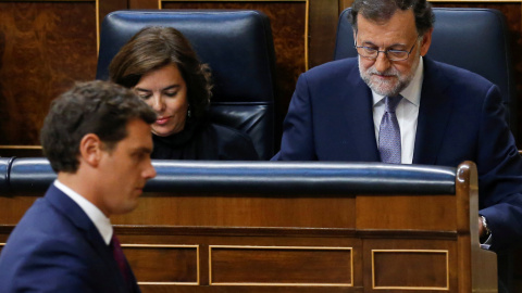 El líder de Ciudadanos, Albert Rivera, sube a la tribuna del Congreso delante de la bancada popular, presidida por Mariano Rajoy. REUTERS/ Andrea Comas