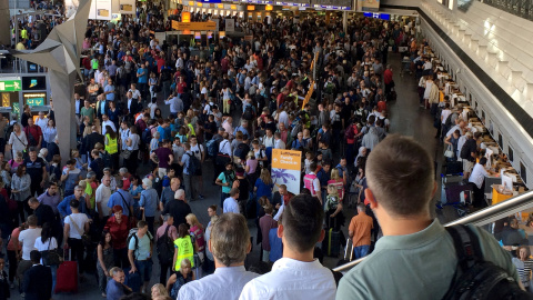 La terminal 1 del aeropuerto de Frankfurt repleta de gente tras ser evacuada la puerta de salidas de la terminal/REUTERS