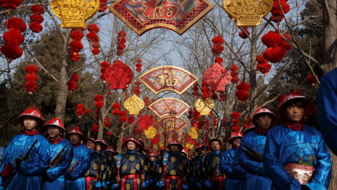 Los artistas ensayan una recreación de una ceremonia de la dinastía Qing del Año Nuevo Chino en el Templo de la Tierra en el parque Ditan en Beijing | Reuters/Thomas Peter