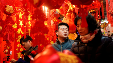 La gente compra decoraciones del Año Nuevo Lunar chino en el jardín Yu Yuan en Shanghai | Reuters/Aly Song