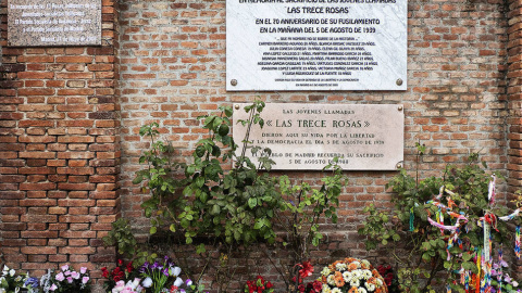 Placa en recuerdo de las Trece Rosas en el lugar donde fueron fusiladas en el cementerio de Madrid. / EFE