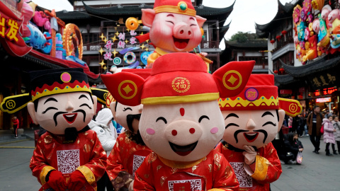 Las personas que usan disfraces se ven antes del próximo Año Nuevo Lunar Chino en el Jardín Yu Yuan en Shanghai | Reuters/Aly Song