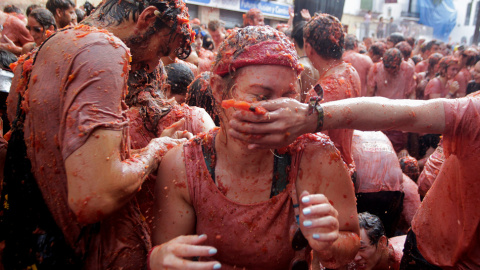 Los participantes en la Tomatina de Buñol en plena batalla de tomates. REUTERS / Heino Kalis