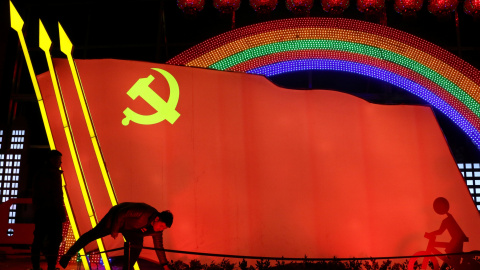 Unos hombres verifican una instalación de luz con la forma de la bandera del partido del Partido Comunista de China, que se creó para celebrar el próximo Año Nuevo Lunar Chino, en Jining, Shandong | Reuters