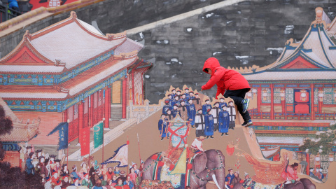 Un niño juega en la decoración para las celebraciones imperiales del Festival de Primavera en la Dinastía Qing en la Ciudad Prohibida de Pekín | Reuters/Jason Lee