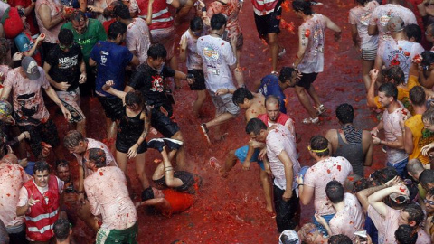 Miles de personas se lanzan tomates en la tradicional celebración. EFE/Kai Forsterling