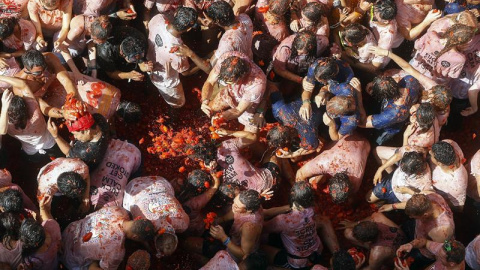 La tradición, con más de siete décadas, celebra su internacional guerra del tomate. EFE