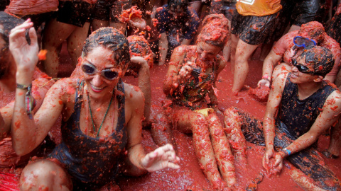 Los participantes en la Tomatina de Buñol en plena batalla de tomates. REUTERS / Heino Kalis