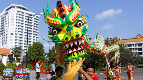 Hombres realizan leones bailan antes del Año Nuevo Lunar chino en Phnom Penh, Camboya | Reuters/Samrang Pring