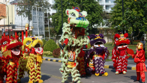 Hombres realizan leones bailan antes del Año Nuevo Lunar chino en Phnom Penh, Camboya | Reuters/Samrang Pring