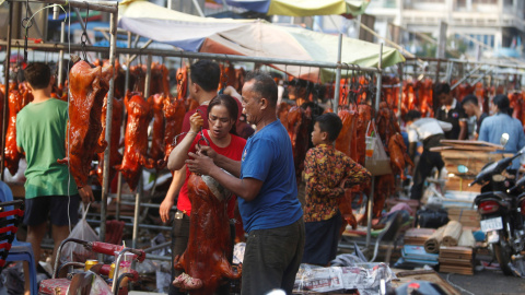 Los vendedores preparan cerdos asados ​​para la venta en una calle antes del Año Nuevo Lunar Chino, en Phnom Penh, Camboya | Reuters/Samrang Pring