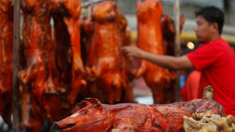 Un hombre compra cerdos asados ​​a lo largo de una calle antes del Año Nuevo Lunar Chino, en Phnom Penh, Camboya | Reuters/Samrang Pring