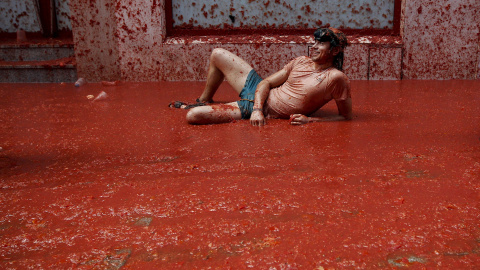 Buñol cumple con la tradición de más de siete décadas y celebra su internacional guerra del tomate,en la que miles de personas llegadas de todo el mundo se lanzan 160 toneladas de esta hortaliza para teñir de rojo el municipio y,en la edici