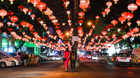 La gente camina bajo linternas decorativas antes del Año Nuevo chino en el distrito de Chinatown de Yangon, Birmania el 31 de enero de 2019 | AFP/Ye Aung Thu