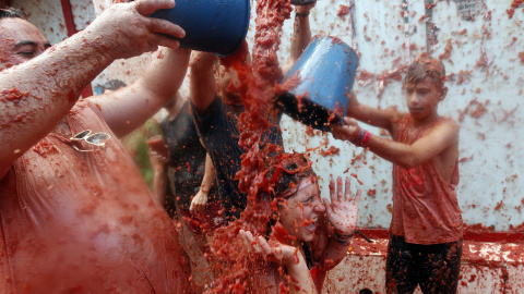 Buñol cumple con la tradición de más de siete décadas y celebra su internacional guerra del tomate,en la que miles de personas llegadas de todo el mundo se lanzan 160 toneladas de esta hortaliza para teñir de rojo el municipio y,en la edici