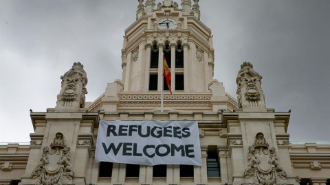 Detalle de una pancarta con la leyenda "Refugees Welcome" -"Refugiados, bienvenidos", colocada en la fachada del Palacio de Cibeles, sede del Ayuntamiento de Madrid. - EFE