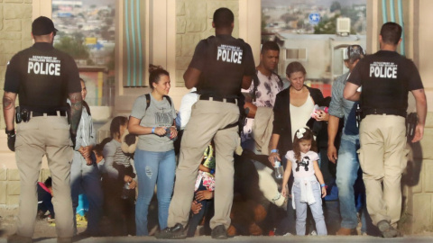 Agentes del Departamento de Seguridad Nacional de EEUU retiene a un grupo de migrantes en El Paso, Texas. - AFP