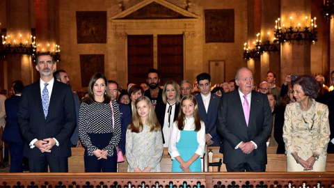 Los reyes Felipe y Letizia, sus hijas, la princesa Leonor y la infanta Sofía, y los reyes don Juan Carlos (i), y doña Sofía asisten a la misa de Domingo de Resurrección en la Catedral de Mallorca. /EFE